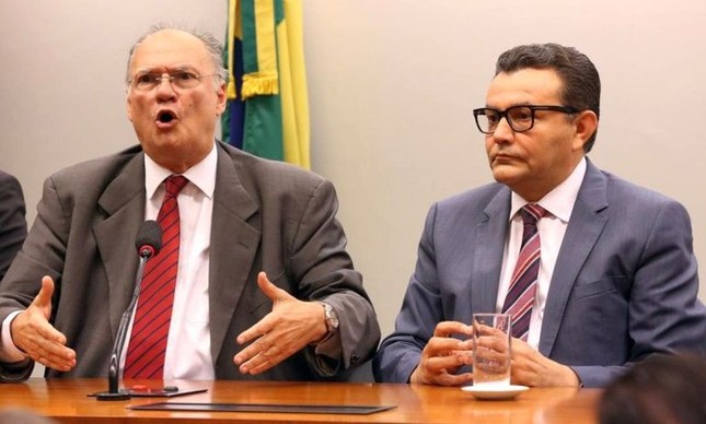 Os presidentes do PPS, Roberto Freire, e do PSB, Carlos Siqueira durante entrevista coletiva sobre a fusão entre os dois partidos (Foto:  Ailton de Freitas)
