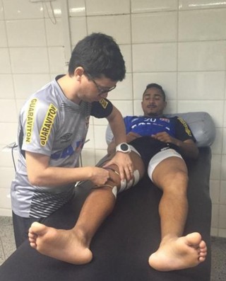 Jorge Henrique é avaliado pelo fisioterapeuta Alex Evangelista (Foto: Reprodução Instagram Alex Evangelista)