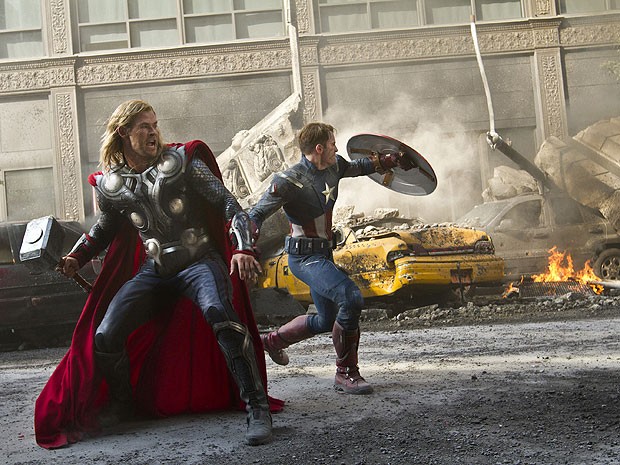 Thor e o Capitão América em cena da batalha final do filme 'Os Vingadores' (Foto: Marvel)