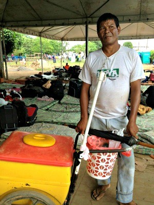 Zé Maria aproveita para vender seus picolés no alojamento dos refugiados em Brasiléia  (Foto: Veriana Ribeiro/G1)