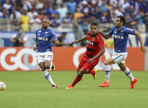 TV Globo Minas vai mostrar o duelo entre Cruzeiro e Sport, nesta quarta-feira (Foto: Agência Estado)