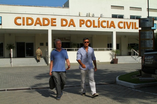 Leonardo Vieira saindo da cidade dá polícia (Foto: Anderson Borde / AgNews)