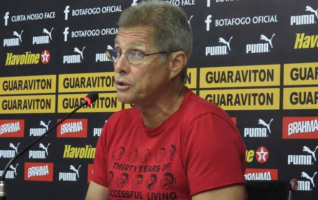 Oswaldo de Oliveira em coletiva (Foto: André Casado / Globoesporte.com)