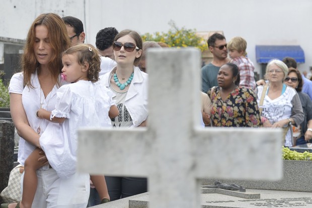 Vanessa Lóes com a família no enterro da atriz Lídia Mattos (Foto: André Muzell / AgNews)