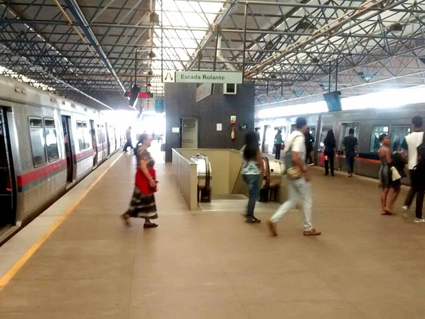 Passageiros deixam trem do Metrô para embarcar em outra composições; falha fez carros seguirem em velocidade reduzida na tarde desta sexta (20) (Foto: Lucas Nanini/G1) Metrô estuda liberar catracas em dia de votação de impeachment no DF