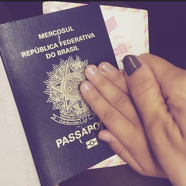 Grazi Massafera mostra passaporte com a mãozinha da filha (Foto: Instagram / Reprodução)