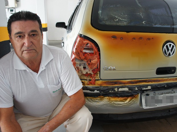 Porteiro Luiz Dárcio Marques, 67 anos, salvou carro em chamas durante ataque em Florianópolis (Foto: Glauco Araújo/G1)