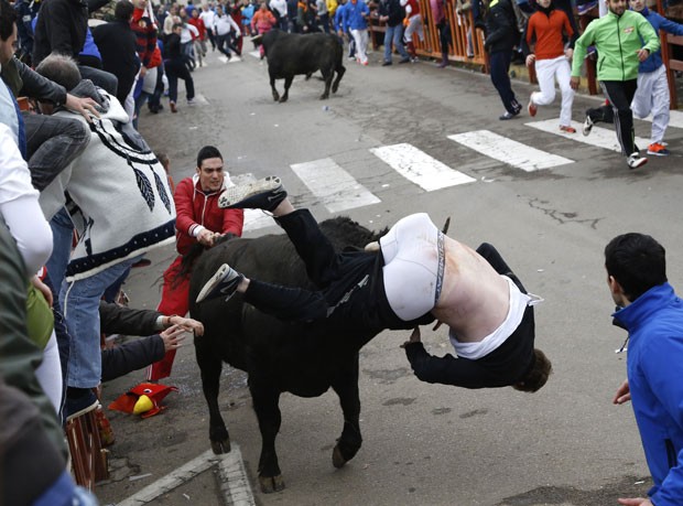 Americano leva chifrada (Foto: Benjamin Miller/AP)