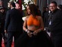 Rihanna deixa tatuagem à mostra com top laranja no Grammy 2017