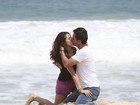 Nanda Costa e Rodrigo Lombardi gravam cena de beijo em praia