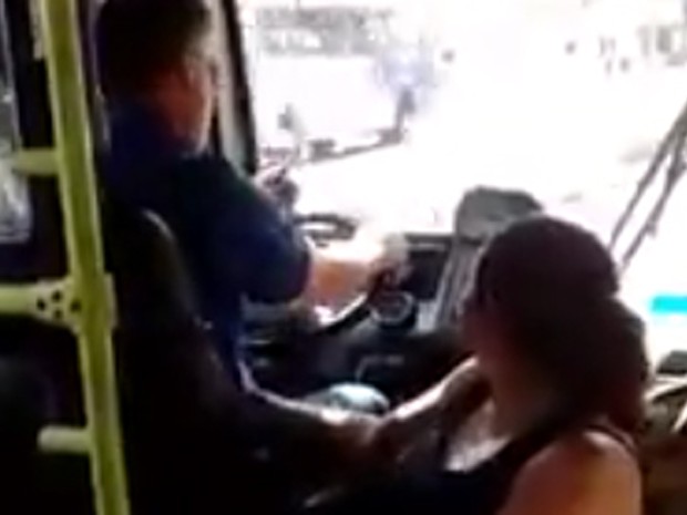 Quando percebeu que estava sendo filmada, a passageira recolheu a mão (Foto: Reprodução/Facebook)