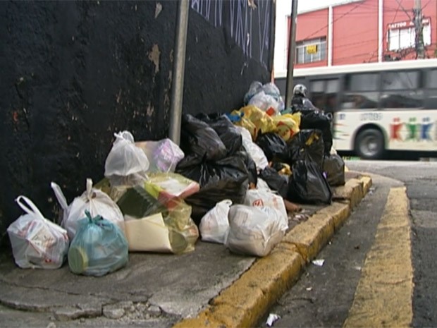Lixo espalhado na rua no  recolhido por causa da greve (Foto: Reproduo/TV Globo)