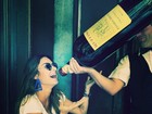 Thaila Ayala brinca com garrafa de vinho gigante na Itália