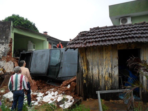 Veículo atingiu casa após desabar de barranco (Foto: Defesa Civil de Lins)