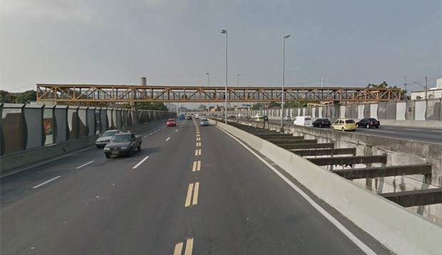 Passarela sobre a Linha Amarela é vista em imagem do Google Street View, antes do acidente que a derrubou sobre as vias (Foto: Reprodução/Google Street View)