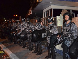 Policiais fazem barreira na porta da Prefeitura de Aracaju  (Foto: Flávio Antunes/G1)