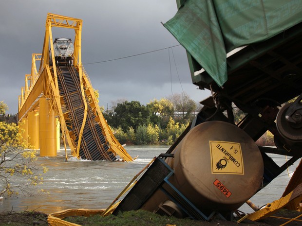 Parte de ponte sobre o rio Toltén, no Chile, desabou nesta quinta-feira (18) (Foto: REUTERS/Cristobal Saavedra ) Parte de ponte sobre o rio Toltén, no Chile, desabou nesta quinta-feira (18) (Foto: REUTERS/Cristobal Saavedra )