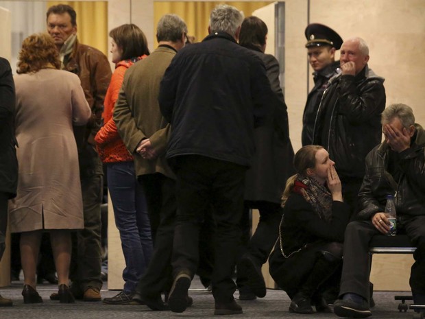 Familiares de vítimas da queda do avião se reúnem em hotel perto do aeroporto de Pulkovo, em São Petersburgo (Foto: REUTERS/Peter Kovalev)