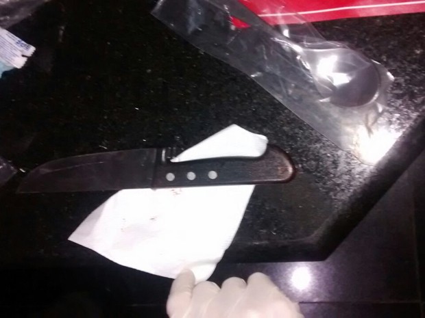 Faca foi utilizada pela namorada no crime (Foto: Divulgação/Polícia Militar)