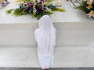Uma freira católica das Missionárias da Caridade reza no túmulo de Madre Teresa de Calcutá, em memória ao seu 14º aniversário de morte  na Índia. (Foto: Rupak De Chowdhuri / Reuters)