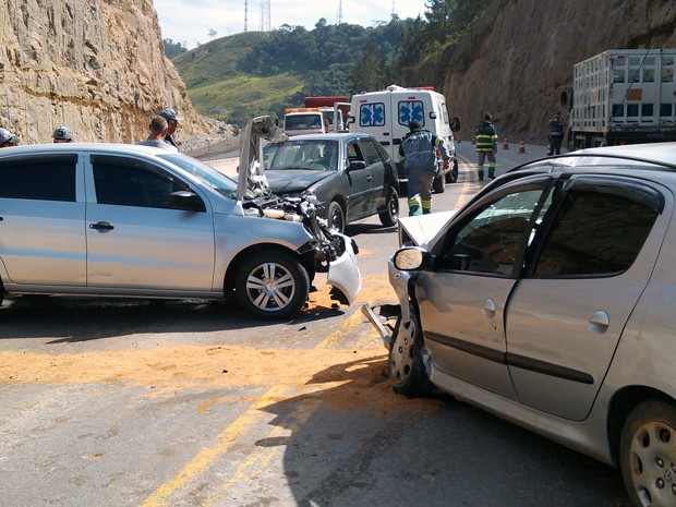 G1 Acidente três carros deixa um morto e seis feridos na Tamoios