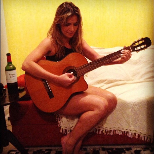 Ex-BBB Fani toca violão (Foto: Instagram/ Reprodução)