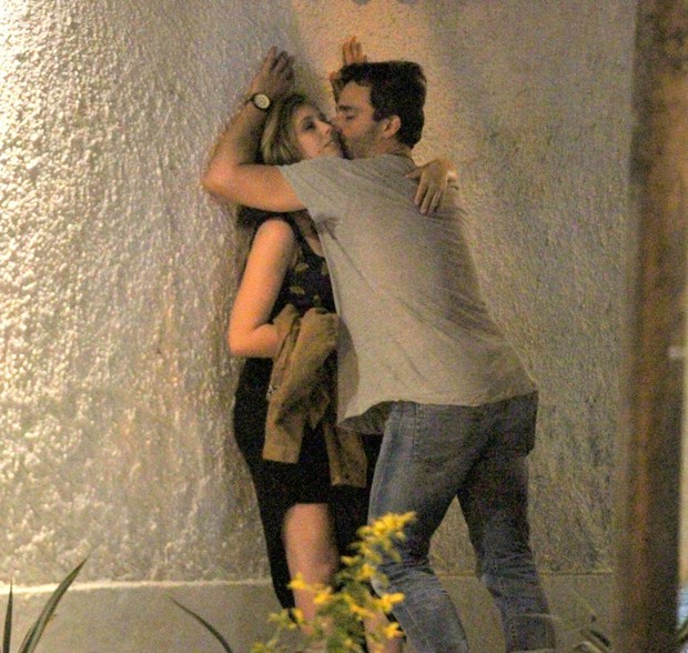 Thiago Rodrigues beijando loira (Foto: AgNews)