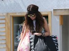 Com visual hippie, Selena Gomez passeia cheia de sacolas