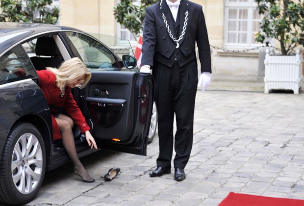 Helle Thorning-Schmidt deixou sapato cair ao descer de carro. (Foto: Mehdi Fedouach/AFP)