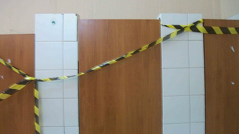 Banheiro interditado em obra, em foto dos trabalhadores; condições de higiene 'obrigou alguns trabalhadores a utilizarem o matagal próximo ao alojamento', diz sentença (Foto: Arquivo pessoal)