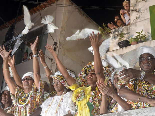 Ritual de soltura de pombas em sinal de paz durante desfile do Ilê (Foto: Diogo Macedo/Ag Haack)