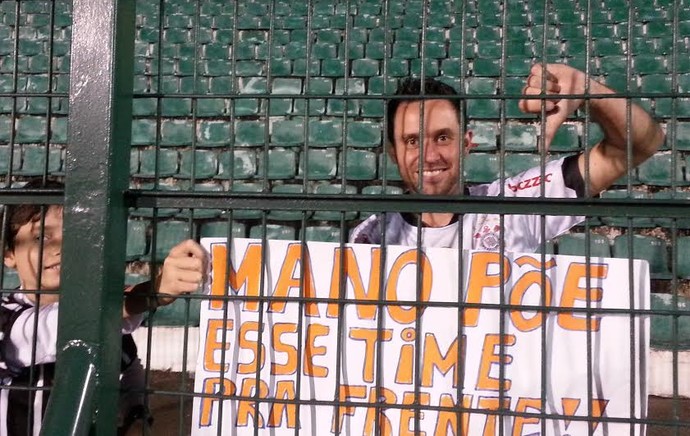 Corintiano leva cartaz e critica Mano após derrota: 