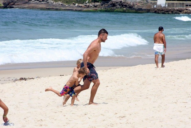 Rodrigo Hilbert e filhos na praia (Foto: Jc Pereira /AgNews)