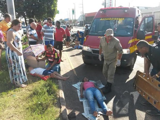 G1 Três pessoas ficam feridas após caírem em buraco na Av Guajajaras