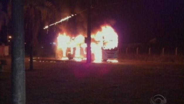 Por volta das 23h30, o fogo já havia sido controlado (Foto: Reprodução/RBS TV)