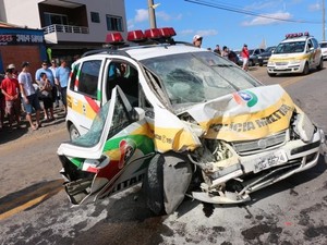 Acidente envolveu carro da polícia em Lauro Müller (Foto: Samuel Madeira/Sul in Foco )