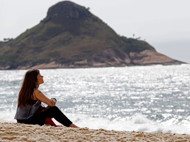 Susana relaxa com o barulho do mar (Foto: Fábio Rocha/Gshow)
