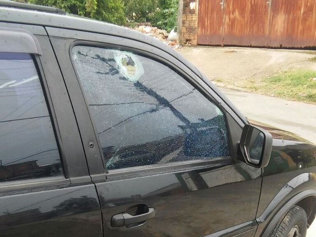 Marcas ficaram em carro de moradora após tiroteio em festa em Porto Alegre (Foto: Arquivo Pessoal/Caroline Piccoli Camilo)