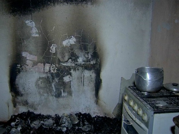 Vela acesa por morador provocou incêndio em casa em Campo Grande (Foto: Reprodução/ TV Morena) Vela acesa por morador provocou incêndio em casa em Campo Grande (Foto: Reprodução/ TV Morena)