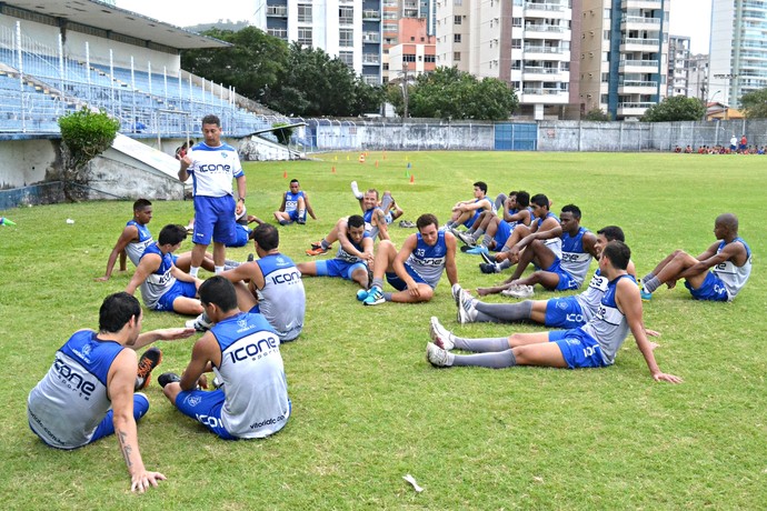 Jogadores do Vitória-ES ouvem atentos as orientações do técnico Emerson Silva (Foto: Richard Pinheiro/Globoesporte.com)