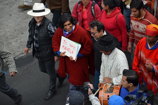 Manifestantes reúnem-se em frente a centro para estrangeiros em situação imigratória ilegal, onde está Manuela Picq, para protestar contra sua dentenção neste domingo (16) (Foto: Reprodução/Flickr/Ministerio Interior Ecuador) Manifestantes reúnem-se em frente a centro para estrangeiros em situação imigratória ilegal, onde está Manuela Picq, para protestar contra sua dentenção neste domingo (16) (Foto: Reprodução/Flickr/Ministerio Interior Ecuador)