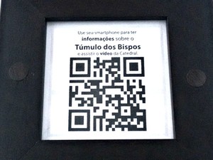 Visitantes e turistas podem acessar informações sobre túmulo dos bispos através de QR Code (Foto: Quésia Melo/G1)