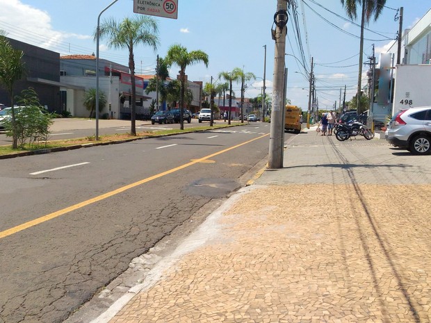 Ponto de ônibus sem sinalização na Av. Carlos Botelho em Piracicaba (Foto: Carol Giantomaso/G1)