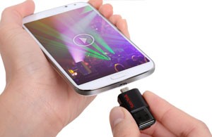 Pendrive é colocado em smartphone (Foto: Divulgação/SanDisk)