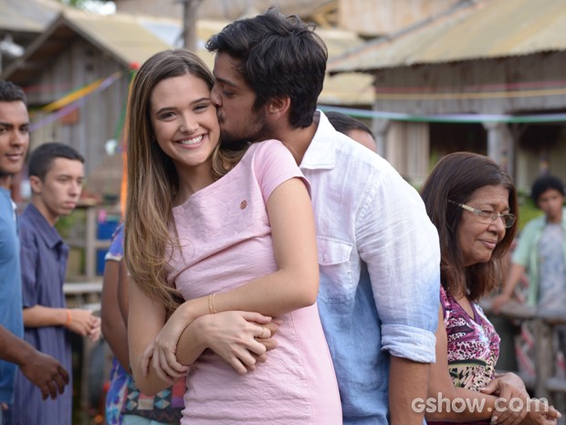 Smack! Simas dá aquele beijo em Ju!  (Foto: Raphael Dias/TV Globo)