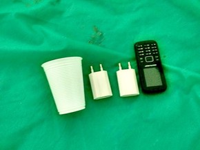 Celular e carregadores retirados do reto de presidiário de Brasília (Foto: Reprodução)