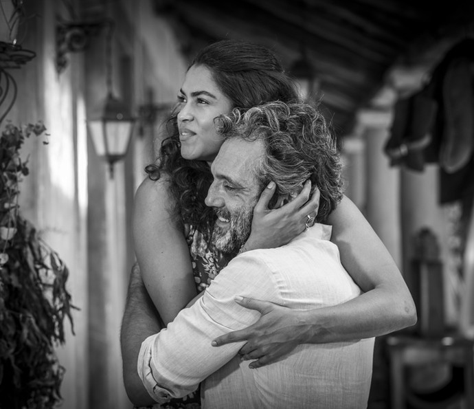 Lucy Alves e Domingos Montagner se abraçam após gravação de cena emocionante de Luzia e Santo (Foto: Inácio Moraes/ Gshow)