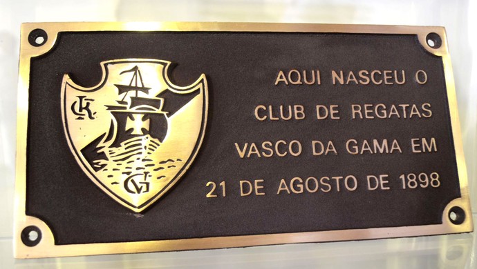 placa de reinauguração do local onde o Vasco foi fundado (Foto: Marcelo Sadio / Site Oficial do Vasco)