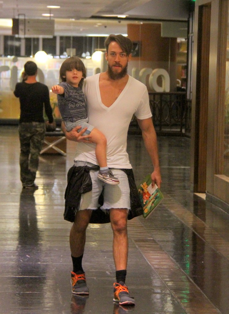 Marido De Priscila Fantin Passeia O Filho Em Shopping Do Rio Quem