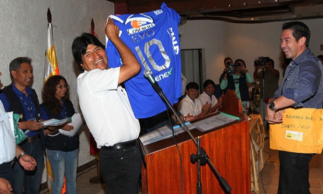 Evo Morales quando assinou contrato pelo Sport Boys Warnes